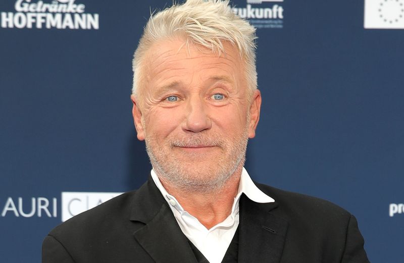 Jörg Schüttauf ist seit Jahrzehnten ein gern gesehener Schauspieler in Film und Fernsehen. Im Interview zum neuen ZDF-Thriller "Im Schatten der Angst - Der Skorpion" spricht er über seine erste Begegnung mit dem Westen.