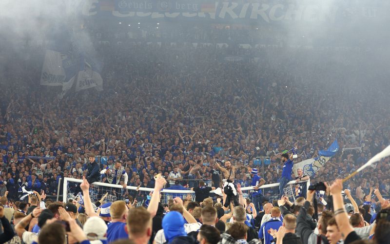 Und so sehen Sieger aus: Nach Abpfiff des entscheidenden Heimspiels gegen den FC St. Pauli stürmten etwa 2.000 Schalke-Fans das Spielfeld in der Arena.