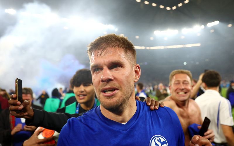 Am Ziel aller Träume: Simon Terodde ist am vergangenen Samstag mit dem FC Schalke 04 in die Bundesliga aufgestiegen. Das Team von Coach Mike Büskens gewann in der heimischen Arena in einer packenden Partie gegen den FC St. Pauli - Torjäger Terodde steuerte wieder einmal zwei Treffer bei.