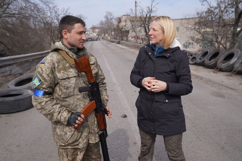 ZDF-Korrespondentin Katrin Eigendorf im Gespräch mit einem ukrainischen Soldaten: Die 60-jährige Journalistin ist für die Deutschen zu einem der Gesichter des Krieges geworden. Ihr 45 Minuten-Film "Ukraine zwischen Not und Mut - Notizen einer Kriegsreporterin" zeigt die Situation im Kriegsland während der ersten Wochen.

