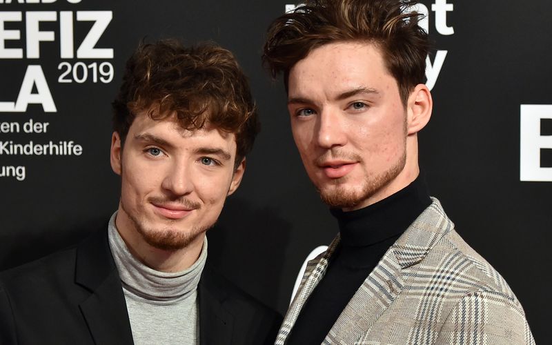 Sie starteten mit Parodien von bekannten Chart-Hits und wurden selbst bald zu Popstars: Heiko und Roman Lochmann gehörten als Die Lochis zu den ersten Webvideo-Produzenten, die auch außerhalb von YouTube eine beachtenswerte Karriere machten: So landete ihr Album "#Zwilling" 2016 auf Platz eins der deutschen Charts. Inzwischen treten sie unter ihrem neuen Namen He/Ro auf, mit "Kein Grund zur Panik" erschien im Januar ein neues Album der Zwillinge.