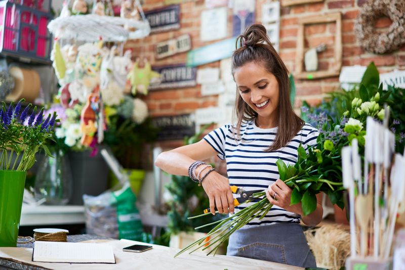 Schon wenn Sie die Blumen erwerben, können Sie einem schnellen Ende des Straußes vorbeugen, indem Sie auf Frische achten: Wenn beispielsweise Tulpenstiele leicht quietschen beim Aneinanderreiben oder einfach die Blüten noch nicht aufgegangen sind, sollten sie noch eine Weile halten.