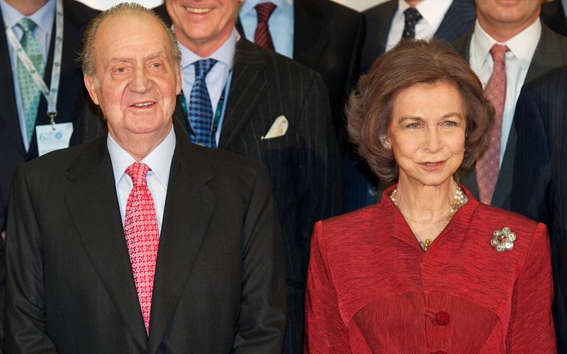 Ein Bild aus besseren Zeiten: Nach zahlreichen Skandalen lebt der ehemalige spanische König Juan Carlos seit 2020 im Exil in den Vereinigten Arabischen Emiraten. Seinen 60. Hochzeitstag am 14. Mai wird er dementsprechend wohl nicht mit seiner Ehefrau Sofia feiern. Zu den langlebigsten Royal-Paaren zählen die beiden dennoch ...