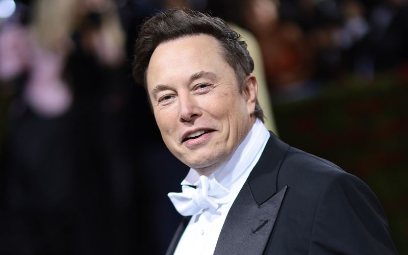 Milliardär und Tesla-Chef Elon Musk kündigte an, den geplanten 44-Milliarden-Deal mit Twitter vorerst auf Eis zu legen.