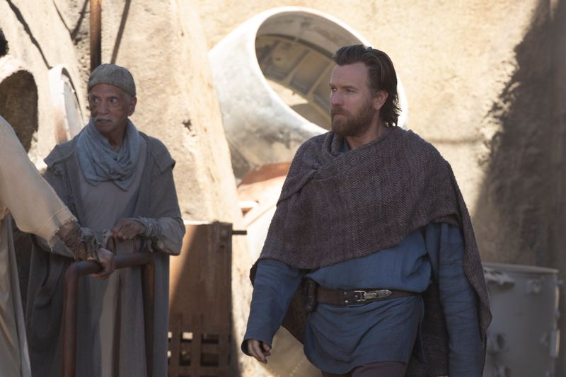 Obi-Wan Kenobi (Ewan McGregor) sitzt zehn Jahre nach Ende der Filmhandlung von  "Star Wars: Die Rache der Sith" (2005) in einem Versteck auf dem Wüstenplaneten Tatooine. Hier muss er sich in der nach ihm betitelten Serie vor dem Imperium verstecken.