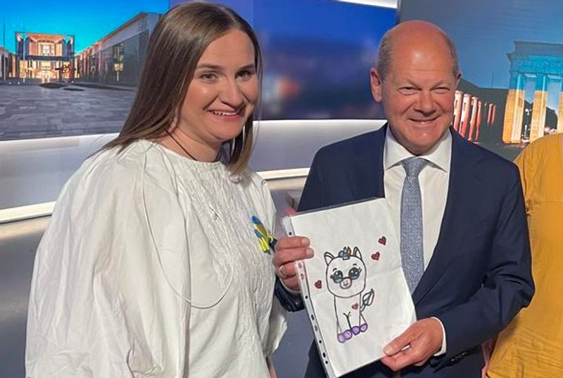 Bundeskanzler Olaf Scholz erhielt nach der Sendung ein besonderes Geschenk: Die Tochter der ukrainischen Geflüchteten Viktoriia Prytuliak hatte ihm ein Einhorn gezeichnet.