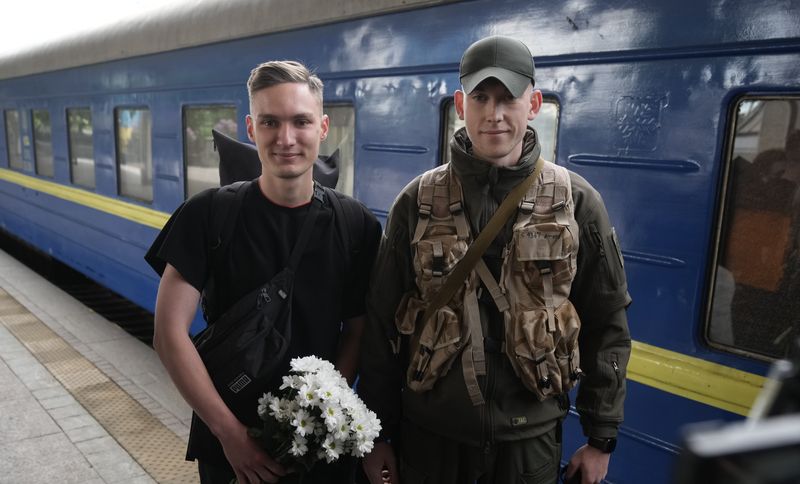 Nach dem ESC-Sieg die Rückkehr in die Ukraine: Ihor Didenchuk von der Band Kalush Orchestra wurde auch von Soldaten begrüßt.