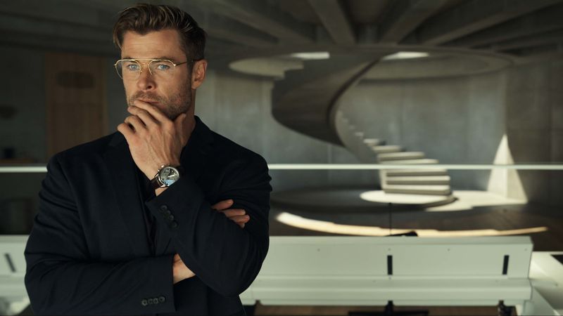 Chris Hemsworth experimentiert in "Der Spinnenkopf" mit bewusstseinsverändernden Drogen an den Insassen eines paradiesischen Gefängnisses.