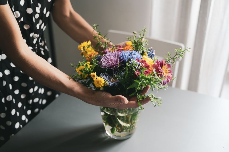 Früher oder später wird es zwangsläufig zu Ende sein mit dem erbaulichen Anblick frischer, bunter Blüten in der Vase. Um die Dauer in Richtung "später" auszudehnen, gibt es ein paar gezielte Maßnahmen bei der Schnittblumen-Pflege, die man anwenden kann. Um "früher" zu vermeiden, sollte man gängige Fehler kennen und unterlassen.