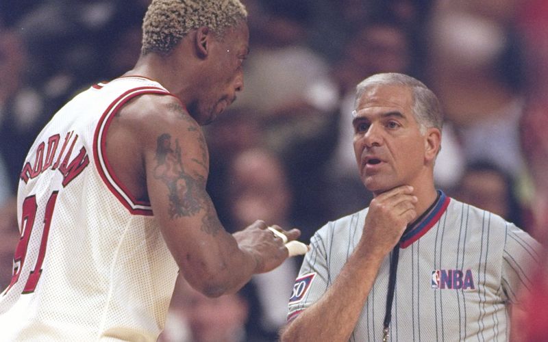 Ob der Schiedsrichter ihm hier wohl erklärt, dass er den Gegenspieler nicht würgen darf? Denkbar wäre es. Dennis Rodman gilt als einer der besten, aber auch als einer der unangenehmsten und härtesten Defensivspieler der NBA-Geschichte. Sein Spitzname: "The Menace" - "die Bedrohung".
