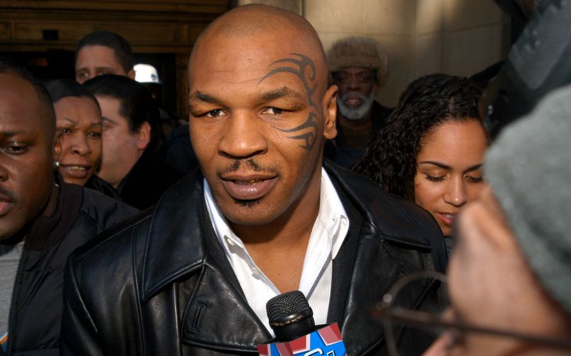 Tyson verfügte auf dem Höhepunkt seiner Karriere nicht nur über einen mächtigen Punch, sondern auch über viel Bisskraft. Das bewies er 1997, als er Evander Holyfield im Kampf ein Stück vom Ohr abbiss - ein echter Boxskandal. Bis heute gilt der 59-Jährige als ein Mann mit extrem kurzer Zündschnur. Vor wenigen Jahren gab es beispielsweise Ärger, als Tyson während eines Fluges von einem anderen Passagier provoziert wurde und diesen dann ordentlich verdrosch.