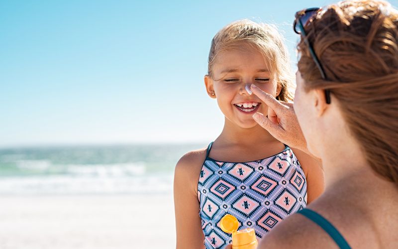 Um sich vor der UV-Strahlung zu schützen, ist Sonnenschutz unerlässlich - vor allem bei Kindern und Babys. Nun hat "Öko-Test" mehrere Produkte unter die Lupe genommen.
