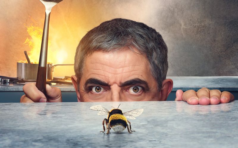 Trevor (Rowan Atkinson) befindet sich im Kleinkrieg mit einer Biene.