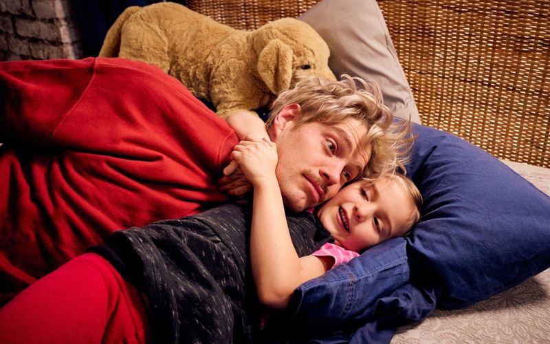 In der Serie versuchen die Männer den herausfordernden Alltag als Vater zu meistern und sich um ihre Kinder zu kümmern, so wie Roman (Helgi Schmid) um seine Tochter Lily (Paula Löschnig).