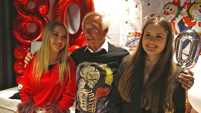Opa Reinhold war überrascht vom Besuch seiner Enkelinnen Shania (links) und Davina Geiss.