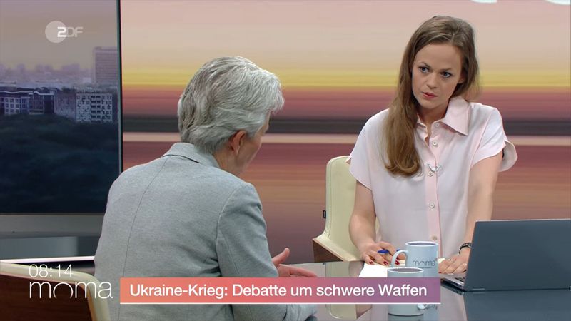 "moma"-Moderatorin Harriet von Waldenfels (rechts) hakte bei Strack-Zimmermann nach: Welche deutschen Waffen sind überhaupt in der Ukraine angekommen?