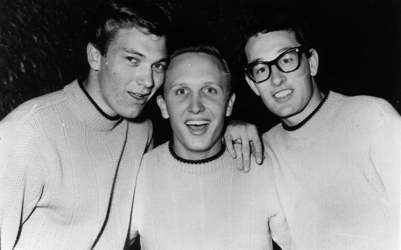 Sein Leben war nach nicht einmal 23 Jahren vorbei, seine Karriere dauerte nur etwas mehr als zwei Jahre, und doch ist er bis heute einer der einflussreichsten Musiker: Buddy Holly (rechts) war eine der ersten Ikonen des Rock'n'Roll. Sein Tod am 3. Februar 1959, ein Flugzeugabsturz, war der "Tag, als die Musik starb", wie Don McLean ein Dutzend Jahre später in "American Pie" sang.