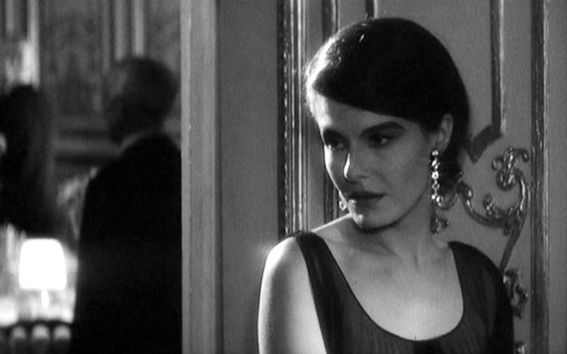 Getriebene einer Vergangenheit, an die sie sich nicht erinnert: Delphine Seyrig spielt die Hauptrolle in "Letztes Jahr in Marienbad" (1961), einem der großen Rätsel der Kinogeschichte. Worum es geht? Um die sinnentlehrte Dekadenz der Haute-Volée? Um die Unmöglichkeit der Liebe oder gar der Kommunikation? Um die Künstlichkeit der Bilder? Oder schlicht um einen Fall von Amnesie?