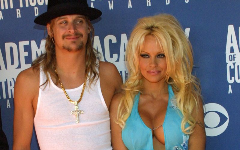 Pamela Anderson ist ein echter Kurzzeit-Ehen-Profi. Gemeinsam mit Kid Rock ging sie einen eigenwilligen Weg: Das Paar trennte sich erst und heiratete nach drei Jahren Beziehungspause. Netter Versuch, aber vier Monate später waren sie wieder getrennt. 