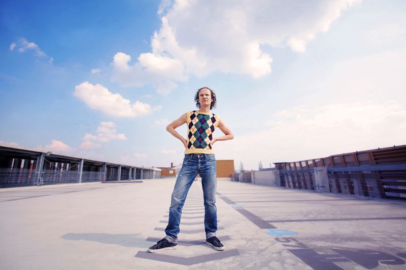 Olaf Schubert setzt auf einen nachhaltigen Kleidungsstil - immer den gleichen Altkleider-Look.