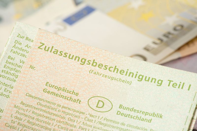 Dank des digitalen Fahrzeugscheins in der App muss das Papierdokument nicht mehr ständig mitgeführt werden.