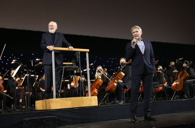 Harrison Ford (rechts) huldigte John Williams an dessen 90. Geburtstag. Das Publikum sang dem Komponisten ein Ständchen.