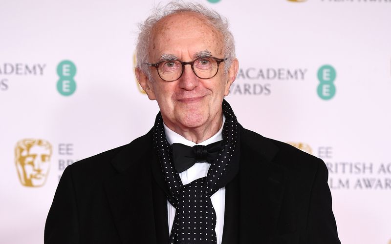 Seinen Namen kennen immer noch viele Kino- und TV-Zuschauer nicht - und dass obwohl Jonathan Pryce bereits Bond-Bösewicht und "Game of Thrones"-Darsteller war. Elizabeth II. zählt nicht zu den Unwissenden: Seit 2021 darf Pryce, sich "Sir" nennen, die Queen adelte ihn für seine schauspielerischen Leistungen.
