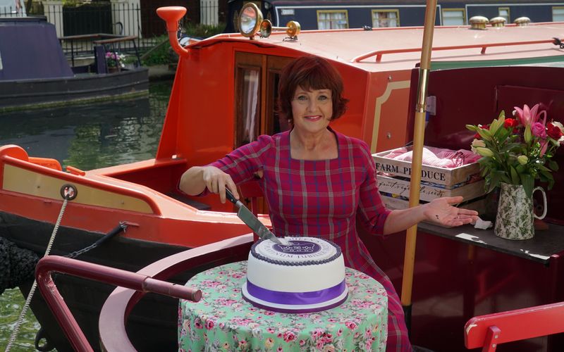 Seit 2008 ist Annette Dittert als Korrespondentin und Studioleiterin des NDR in London tätig. Die bevorstehenden Feierlichkeiten zum Thronjubiläum der Queen wird sie von ihrem Hausboot Emilia auf dem Londoner Regent's Canal aus nächster Nähe verfolgen können. 