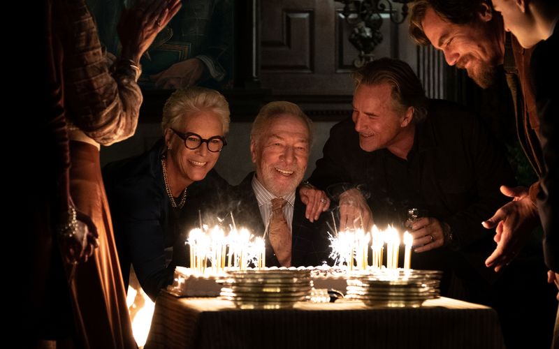 Ach wie schön: Harlan Thrombey (Christopher Plummer, Mitte) feiert im Kreise seiner Familie (Jamie Lee Curtis, Don Johnson, Michael Shannon, rechts) seinen 85. Geburtstag. Ein paar Stunden später ist er tot.