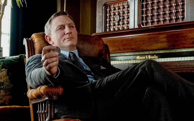 Cooler als 007: Daniel Craig treibt als knorriger Privatdetektiv Benoît Blanc die Familie des Toten vor sich her.