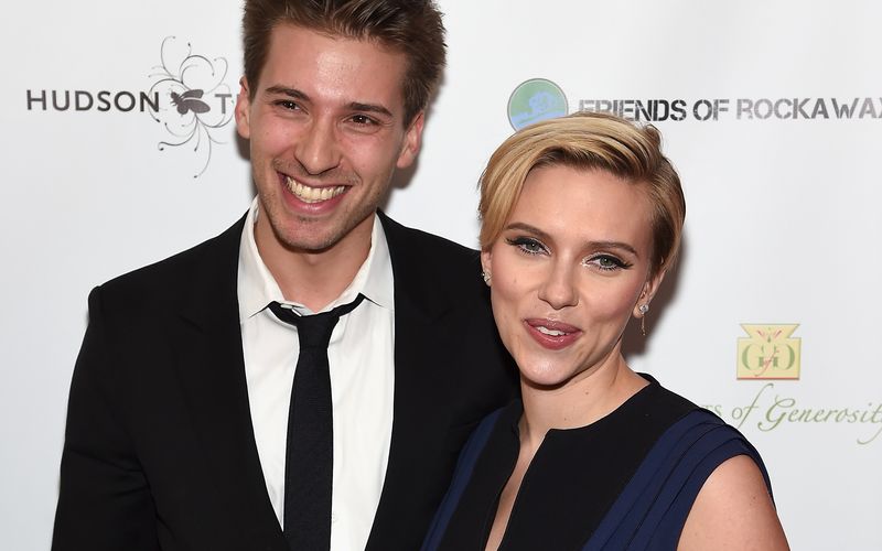 Scarlett Johannsons Bruder Hunter machte schon oft eine gute Figur als Begleitung seiner berühmten Schwester auf dem roten Teppich. Ansonsten engagiert er sich mit seiner Firma Solar Responders für den Einsatz von Solarzellen auf den Dächern von Feuerwehrstationen. 