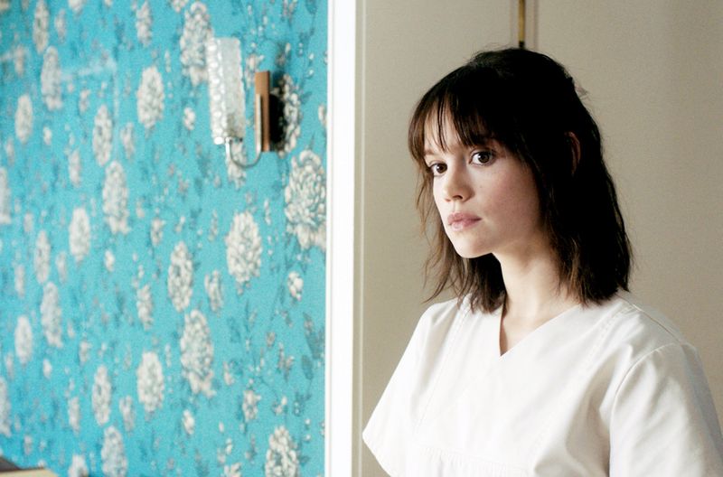 Die Ukrainerin Marija (Emilia Schüle) nimmt einen Job als 24-Stunden-Pflegerin in Deutschland an. Was für ein Horrortrip da auf sie zu kommt, ahnt sie nicht.