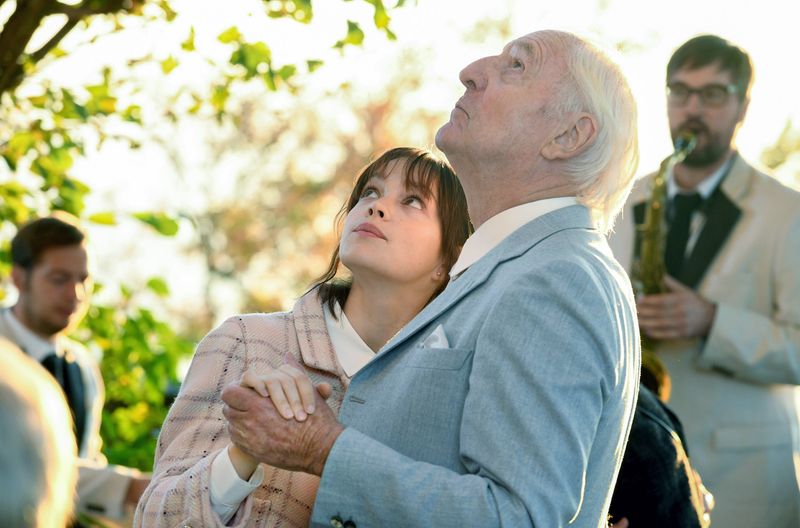 Gegenwart? Vergangenheit? Curt (Günther Maria Halmer) führt seine Marianne zur Feier des Hochzeitstags aus, ohne sich der Tatsache bewusst zu sein, dass es sich um die Pflegerin Marija (Emilia Schüle) handelt.