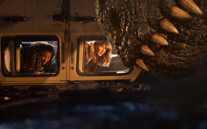 In "Jurassic World: Ein neues Zeitalter" erwarten das Kino-Publikum richtig fiese Dinosaurier - aber auch ein paar alte Bekannte, zum Beispiel Dr. Sattler (Laura Dern, rechts), die erstmals seit "Jurassic Park" wieder dabei ist.