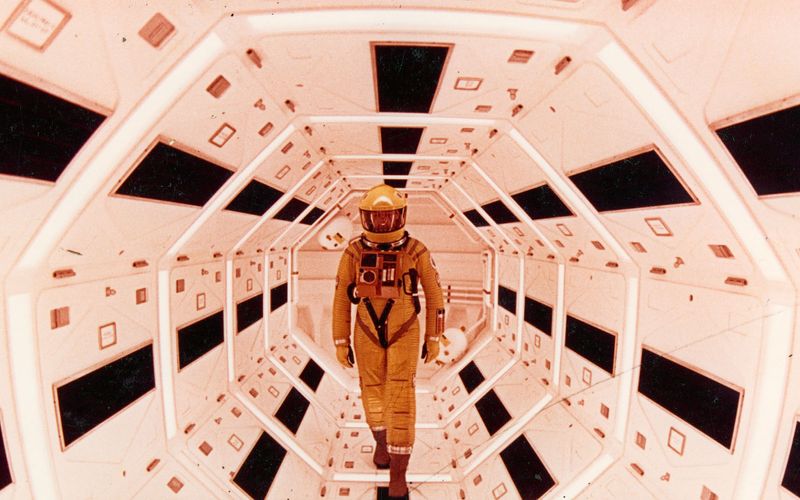 Der Bordcomputer HAL 9000 aus Stanley Kubricks Meisterwerk "2001 - Odyssee im Weltraum" ist eines der frühesten und bekanntesten Beispiele einer künstlichen Intelligenz, die gegen die Menschen agiert. HALs Entscheidung, die Crew auf ihrer Reise zum Jupiter zu eliminieren, resultiert aus widersprüchlichen Befehlen. Kubrick zeigt damit bereits 1968 das grundlegende Problem algorithmischer Logik ohne menschliches Urteilsvermögen. HALs emotionslose Ruhe macht seine Taten umso erschreckender.