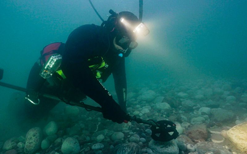 Der kroatische Schatztaucher Dragan Covic hat schon etliche Münzen und Schmuckstücke am Meeresgrund aufgespürt.