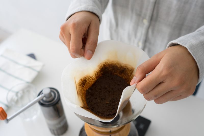 Was wären wir nur ohne Kaffee? Jeden Morgen greift die Mehrheit der Deutschen als Erstes zu dem belebenden Getränk. Doch was machen Sie eigentlich mit dem Kaffeesatz? Bevor Sie ihn einfach in den Biomüll kippen, sollten Sie folgende praktischen Anwendungstipps studieren!