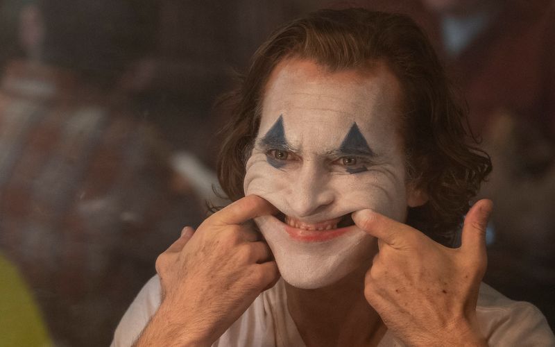 Joaquin Phoenix spielte den "Joker" (erhältlich auf Blu-ray und DVD) als kranken Mann in einer verdorbenen Gesellschaft. Auch im zweiten Teil wird er wohl wieder in die Rolle des bösen Clowns schlüpfen.