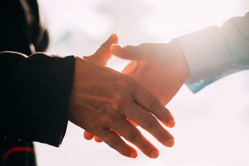 Ich komme in Frieden und nicht, um dich niederzumetzeln. Zum Beweis dieser Intention reicht man sich in vielen Regionen der Welt bis heute zur Begrüßung die rechte Hand, die also ganz offensichtlich kein Schwert umgreift. Achtung: Die linke Hand gilt in bestimmten Kulturen als "unrein", die sollte man im Sinne einer freundlichen Begegnung nicht anbieten.