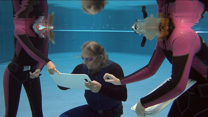 Potenz-Rechenkünstler Rüdiger Gamm beim Recordversuch in der ZDF-Show "ZDF Fernsehgarten" im Sommer 2021 unter Wasser.