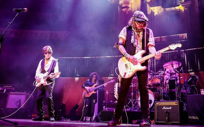Zuletzt kam Johnny Depp für ein paar gemeinsame Auftritte mit Jeff Beck (links) nach Deutschland, nun präsentieren der Hollywood-Star und der Kult-Gitarrist ein gemeinsames neues Album ("18"). Zwei der Songs hat Depp selbst geschrieben.