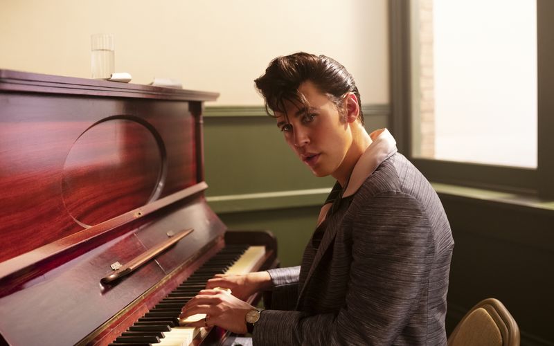 Austin Butler sieht vielleicht nicht eins-zu-eins aus wie Elvis Presley, dank passender Outfits samt Schmalzlocke kommt er in "Elvis" aber doch ziemlich nah an das Original heran. Und: Er hat einige Sequenzen im Film selbst eingesungen.