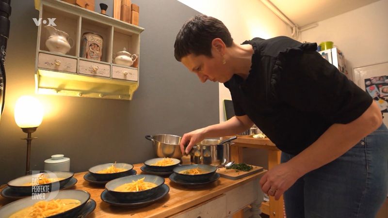 "Überlebenskampf", lachte Ilka angesichts der drohenden Küchenschlacht. Mit Soulfood wollte sie Eindruck schinden bei ihren Gästen, über die sie gleich zu Beginn jubelte: "Mega! Alle essen alles! Ich raste aus!" Die Stimmung blieb auch bei Ilkas Vorspeise blendend. Die bolivianische Erdnuss-Suppe samt Mini-Pommes als Einlage mundete der Runde sehr gut.