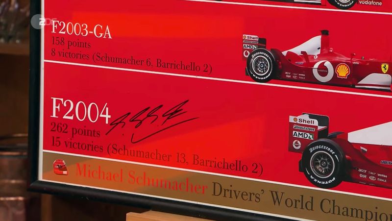 Horst Lichter erkannte das bekannte "Ferrari F1 World Champion"-Poster und sichtete auch sofort die Originalsignatur von Michael Schumacher. "Das verpasst dem Plakat gleich ein Upgrade", so der Moderator, der nicht verstand, warum der Verkäufer das Objekt überhaupt verkaufen wollte - immerhin war er selbst großer Schumacher-Fan.