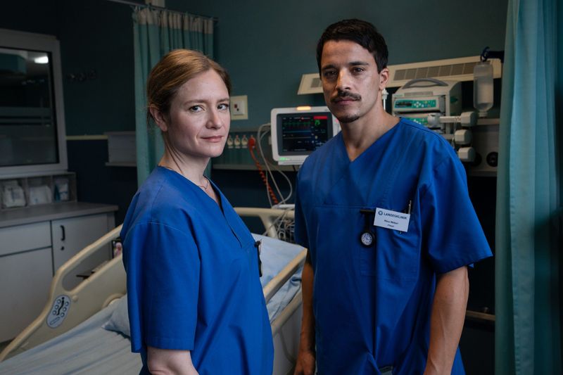 Julia Jentsch und Kostja Ullmann spielen die Hauptrollen in "Das weiße Schweigen" bei RTL+. Es ist die erste Fiktionalisierung der Geschichte des krankenpflegenden Massenmörders Niels Högel. Jentsch verkörpert eine Krankenschwester, die auf eine mögliche Mordserie aufmerksam wird.