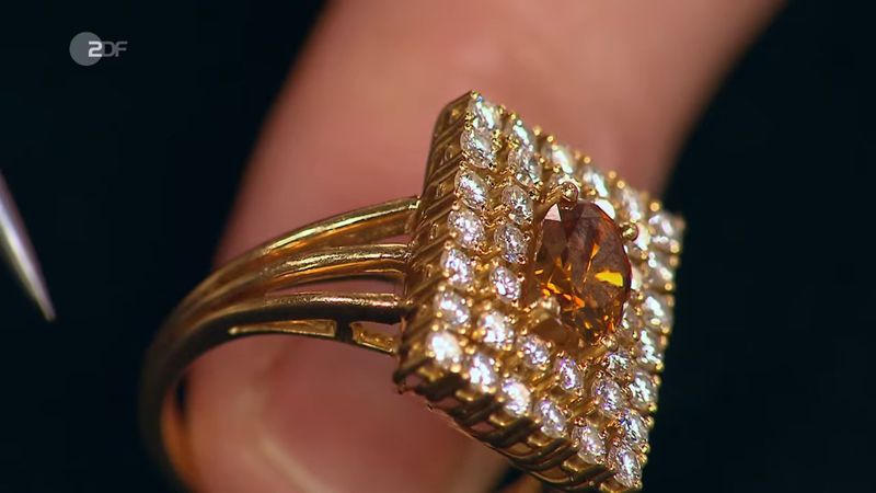 "Das ist ein Ring, den meine Schwester und ich von unserer Mutter geerbt haben, den sie vor 40 Jahren von ihrem Ehemann zur Silberhochzeit geschenkt bekommen hat", erzählte Beate aus Ganderkesee. "Das war ein tolles Geschenk", so viel konnte Horst Lichter schon sagen.
