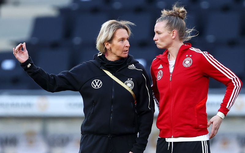 Nationaltrainerin Martina Voss-Tecklenburg (links) und ihre Kapitänin Alexandra Popp reisen mit großen Ambitionen zur EM nach England.