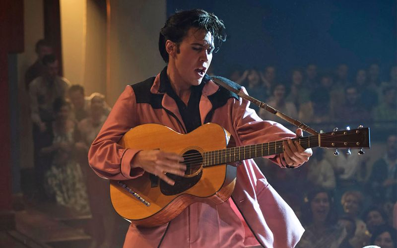 Im Musiker-Biopic "Elvis" schwingt Austin Butler als "King of Rock'n'Roll" die Hüften.