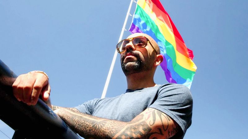Katar steht seit Jahren wegen Menschenrechtsverletzungen und dem Umgang mit der LGBTIQ+-Gemeinschaft in der Kritik. Die Reportage "Rote Karte statt Regenbogen - Homosexuelle in Katar" soll über die Missstände aufklären.
