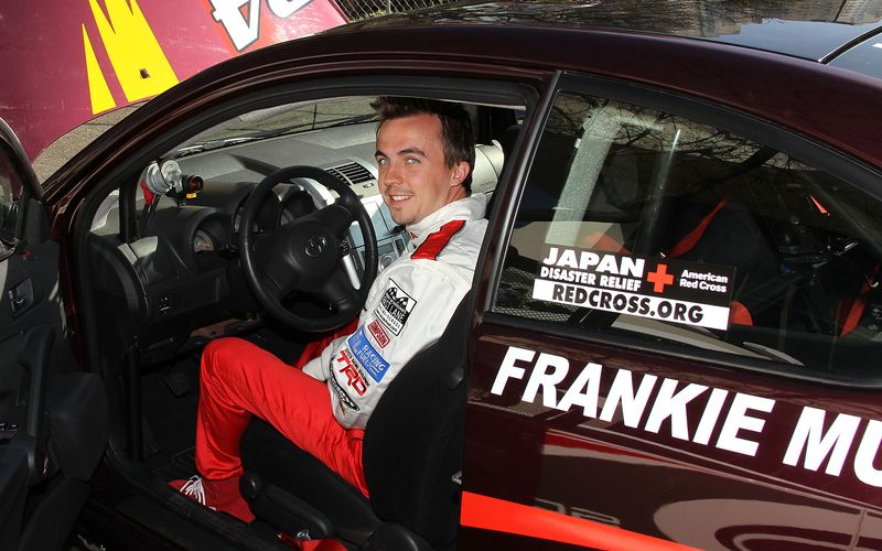 Mit "Malcolm Mittendrin" hatte er seinen Durchbruch als Schauspieler, nach dem Ende der Serie 2006 unterschrieb Frankie Muniz aber erst einmal einen Zwei-Jahres-Vertrag als Rennfahrer bei Jensen Motorsport. Bald stellten sich die ersten Rennerfolge ein. Heißt: Der Motorsport ist für den heute 40-Jährigen mehr als nur ein Hobby, er ist Profi-Rennfahrer, der mit Boliden auf der Piste Geld verdient.